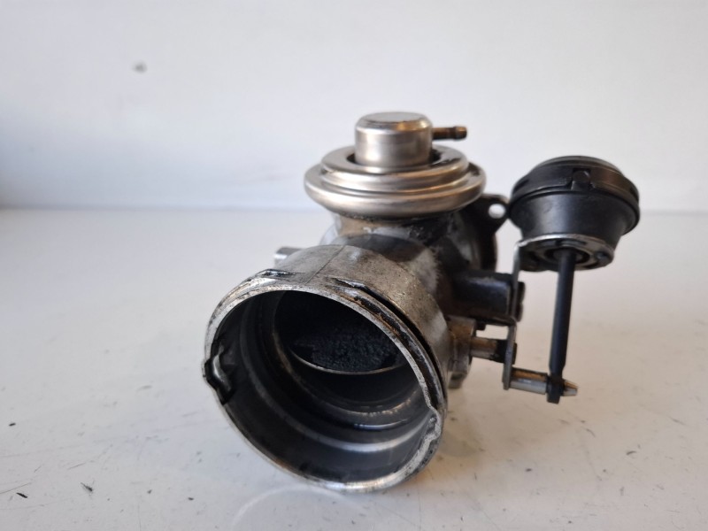 Recambio de valvula egr para volkswagen t5 transporter furgón/combi (7h) axd referencia OEM IAM 070128073  