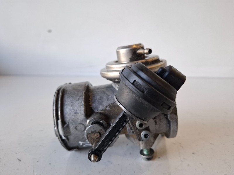 Recambio de valvula egr para volkswagen t5 transporter furgón/combi (7h) axd referencia OEM IAM 070128073  