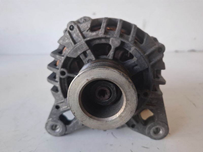 Recambio de alternador para renault twingo ii d4f770 referencia OEM IAM 8200654541C  