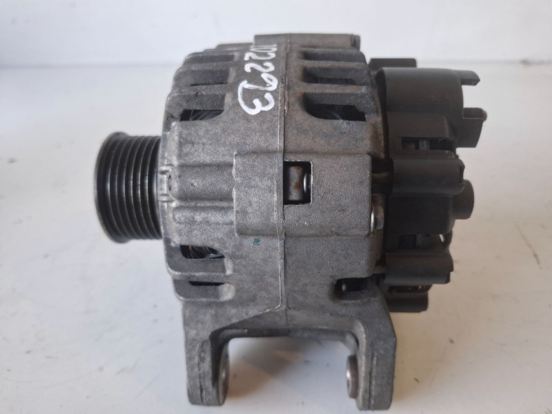 Recambio de alternador para renault twingo ii d4f770 referencia OEM IAM 8200654541C  