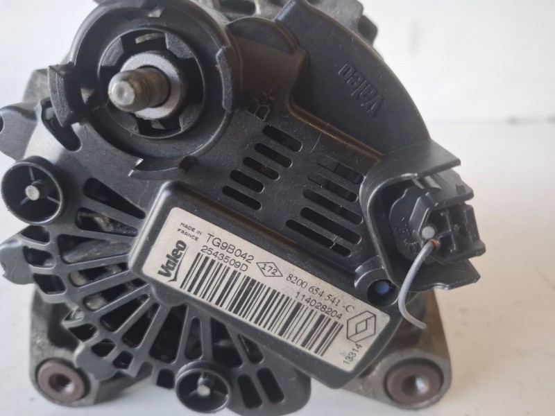 Recambio de alternador para renault twingo ii d4f770 referencia OEM IAM 8200654541C  