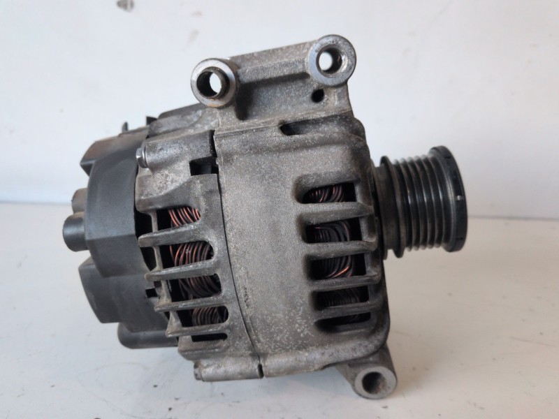 Recambio de alternador para peugeot 207 sw 8fs referencia OEM IAM V75765138001  