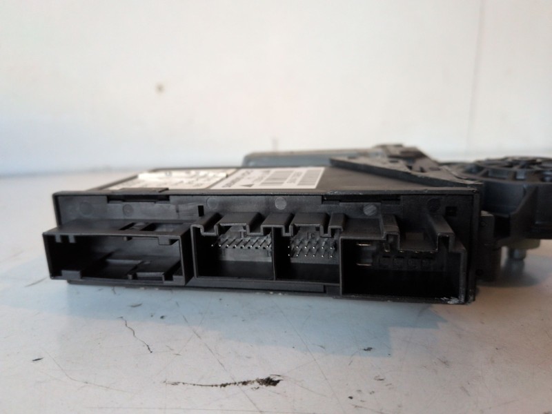 Recambio de motor elevalunas trasero izquierdo para audi a4 avant (8e) bkn referencia OEM IAM 5WK47009EBF  