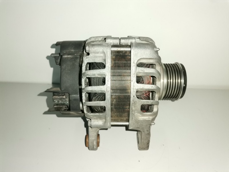 Recambio de alternador para renault clio iv k9k628 referencia OEM IAM 231008918R  