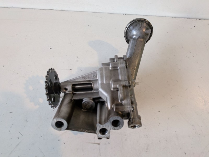 Recambio de bomba aceite para renault kangoo ii (f/kw0) k9k636 referencia OEM IAM 15008247R  