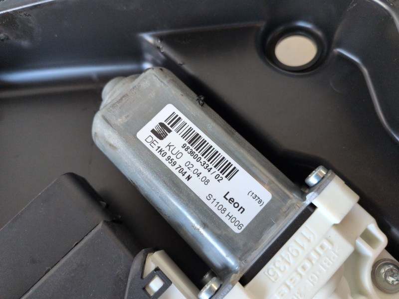 Recambio de elevalunas trasero derecho para seat leon (1p1) bxe referencia OEM IAM 1K0959704N  