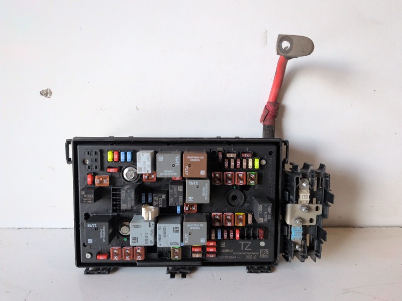 Recambio de caja reles / fusibles para opel astra j berlina 5p a17dts referencia OEM IAM 13368642  
