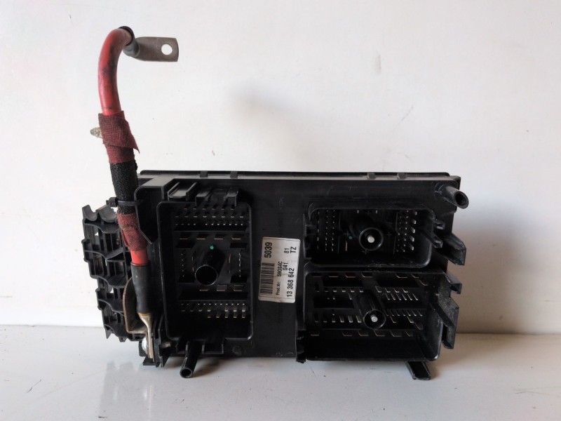 Recambio de caja reles / fusibles para opel astra j berlina 5p a17dts referencia OEM IAM 13368642  
