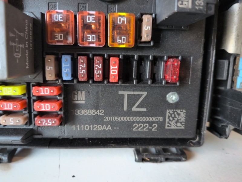 Recambio de caja reles / fusibles para opel astra j berlina 5p a17dts referencia OEM IAM 13368642  