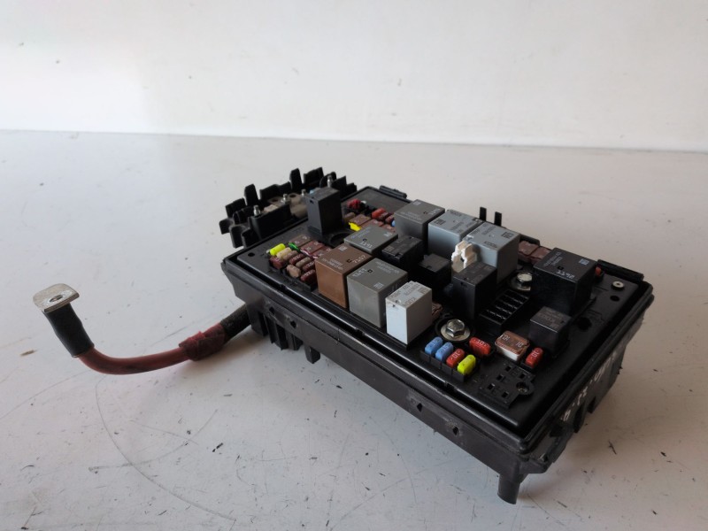 Recambio de caja reles / fusibles para opel astra j berlina 5p a17dts referencia OEM IAM 13368642  