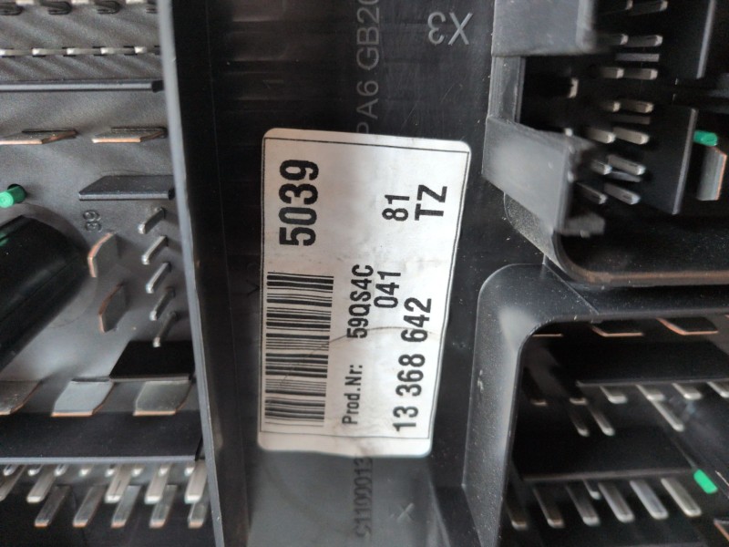 Recambio de caja reles / fusibles para opel astra j berlina 5p a17dts referencia OEM IAM 13368642  