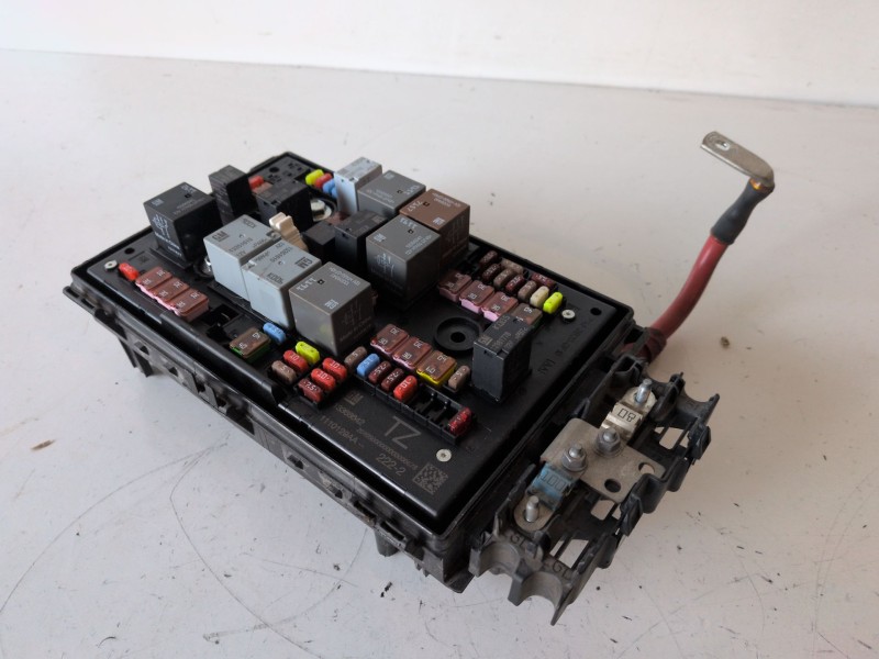 Recambio de caja reles / fusibles para opel astra j berlina 5p a17dts referencia OEM IAM 13368642  