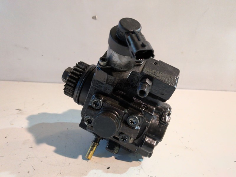 Recambio de bomba inyeccion para renault trafic ii furgón m9r782 referencia OEM IAM 0445010205  