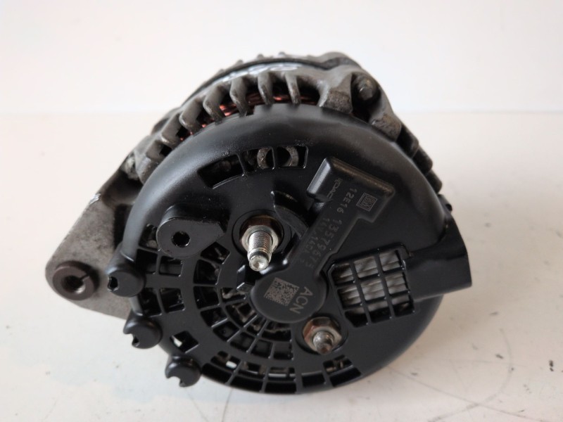 Recambio de alternador para opel astra j berlina 5p a17dts referencia OEM IAM 13579675  