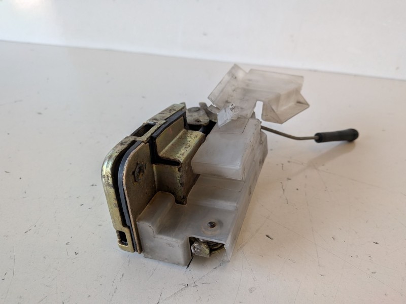 Recambio de cerradura puerta delantera derecha para volkswagen t4 transporter acv referencia OEM IAM 701837016E  