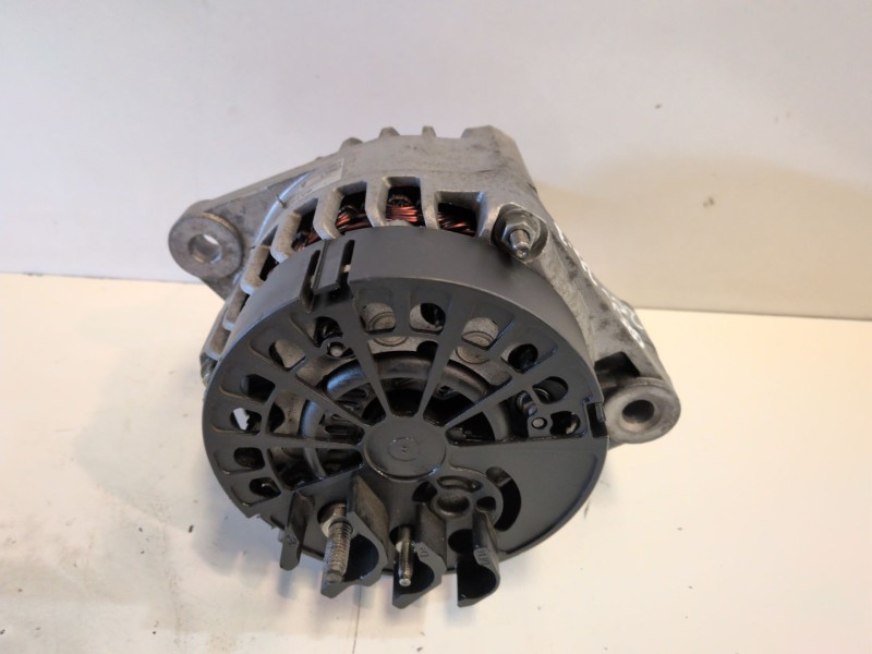 Recambio de alternador para opel vectra c berlina z19dth referencia OEM IAM 93169028  
