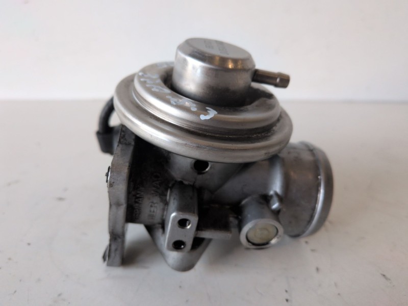 Recambio de valvula egr para volkswagen passat berlina (3b2) ajm referencia OEM IAM 038131501D  