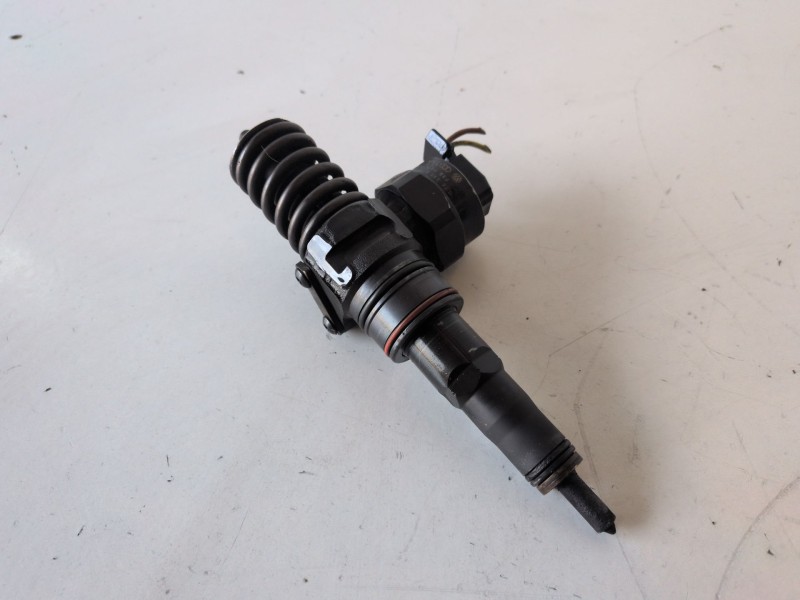 Recambio de inyector para volkswagen passat berlina (3b2) ajm referencia OEM IAM 038130073F  