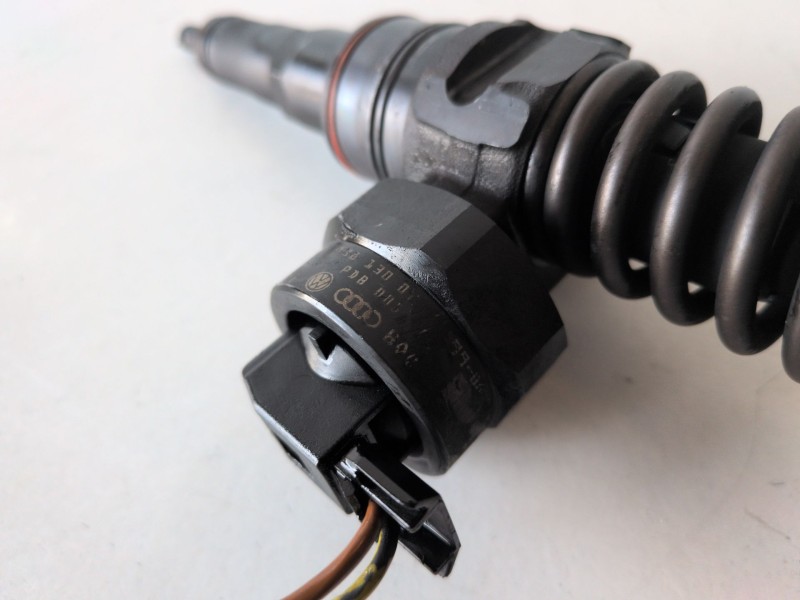 Recambio de inyector para volkswagen passat berlina (3b2) ajm referencia OEM IAM 038130073F  