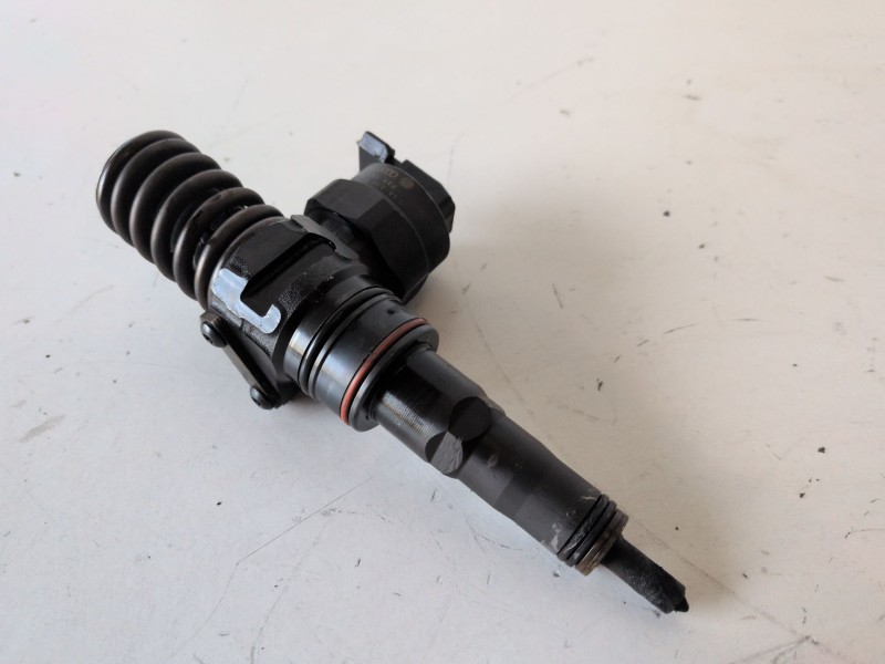 Recambio de inyector para volkswagen passat berlina (3b2) ajm referencia OEM IAM 038130073F  