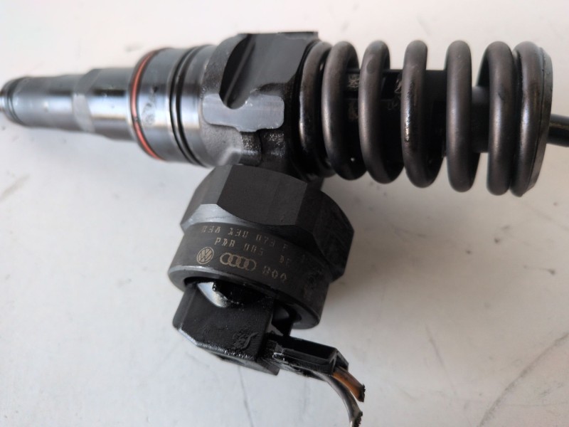 Recambio de inyector para volkswagen passat berlina (3b2) ajm referencia OEM IAM 038130073F  