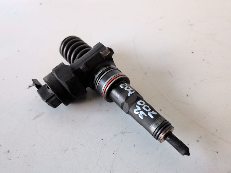 Recambio de inyector para volkswagen passat berlina (3b2) ajm referencia OEM IAM 038130073F  