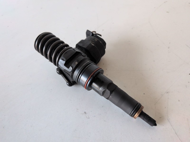 Recambio de inyector para volkswagen passat berlina (3b2) ajm referencia OEM IAM 038130073F  