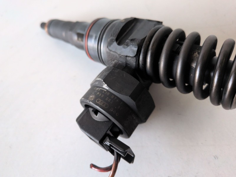 Recambio de inyector para volkswagen passat berlina (3b2) ajm referencia OEM IAM 038130073F  