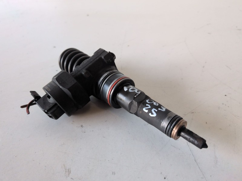 Recambio de inyector para volkswagen passat berlina (3b2) ajm referencia OEM IAM 038130073F  