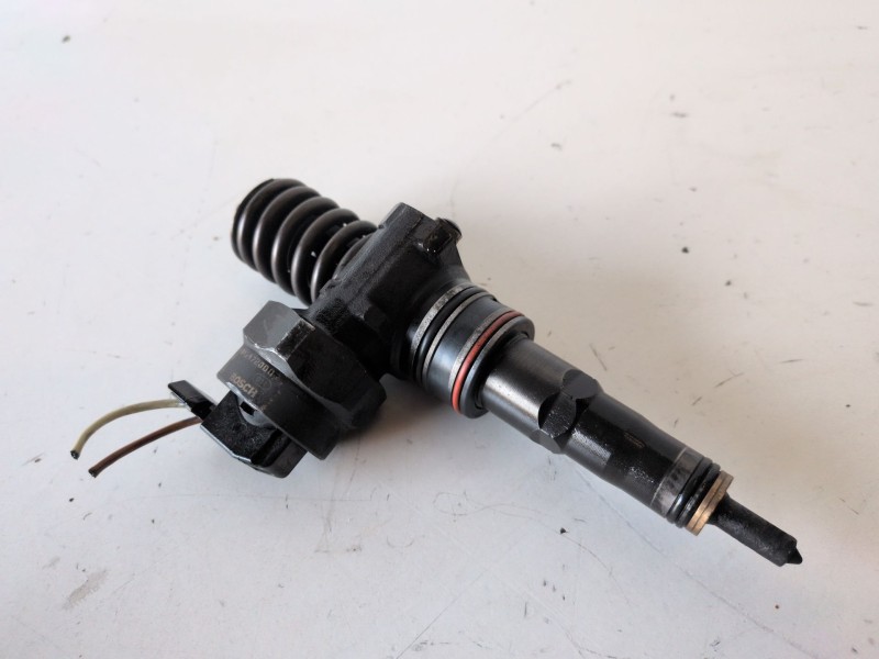 Recambio de inyector para volkswagen passat berlina (3b2) ajm referencia OEM IAM 038130073F  