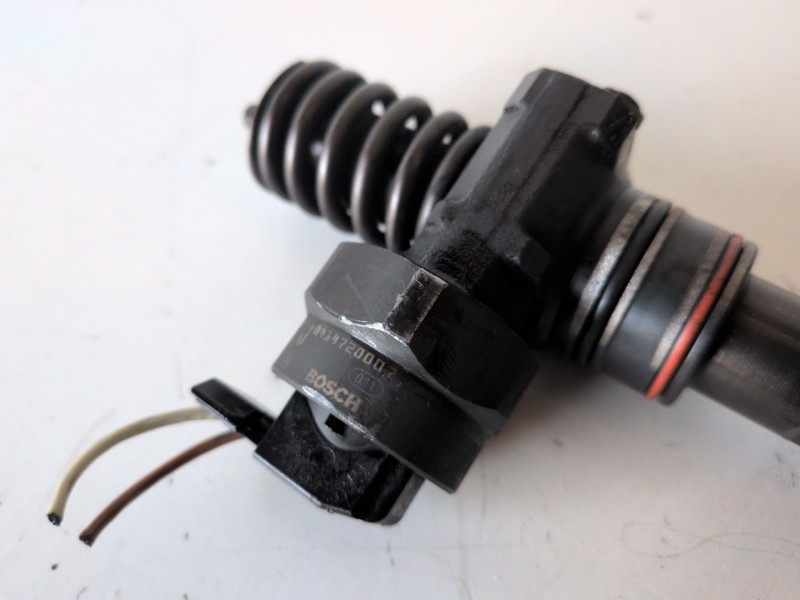 Recambio de inyector para volkswagen passat berlina (3b2) ajm referencia OEM IAM 038130073F  