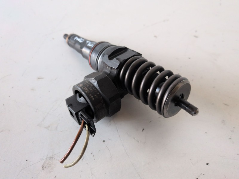Recambio de inyector para volkswagen passat berlina (3b2) ajm referencia OEM IAM 038130073F  