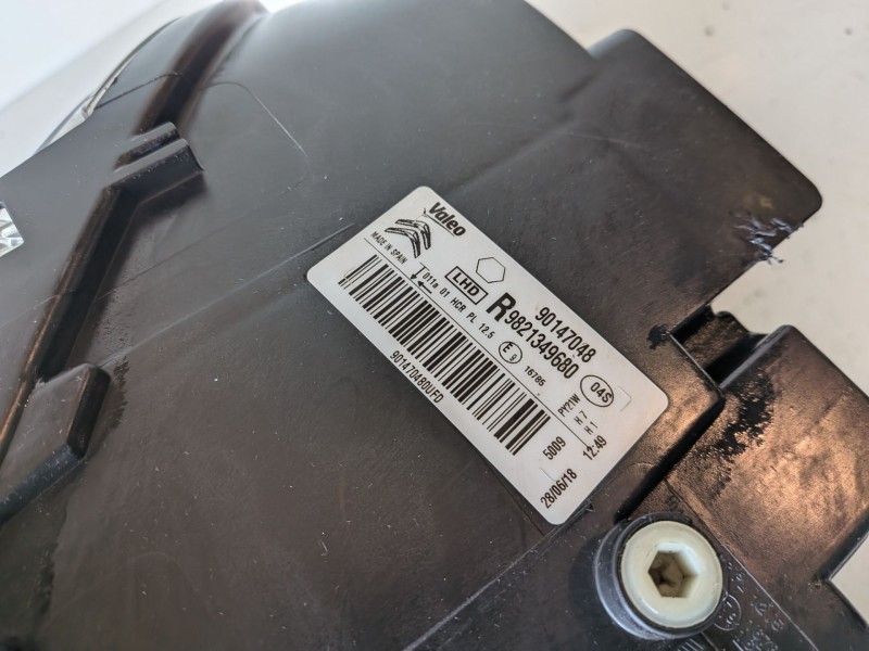 Recambio de faro derecho para citroen c4 cactus hnz / hn01 referencia OEM IAM 90147048  