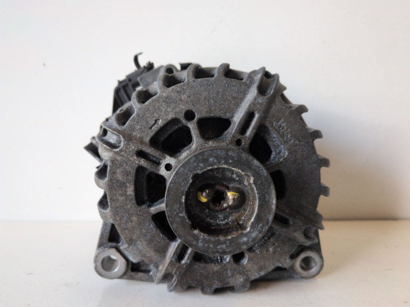 Recambio de alternador para peugeot 208 9hp referencia OEM IAM 967575368004  