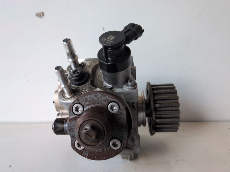 Recambio de bomba inyeccion para peugeot 208 9hp referencia OEM IAM 0445010516  
