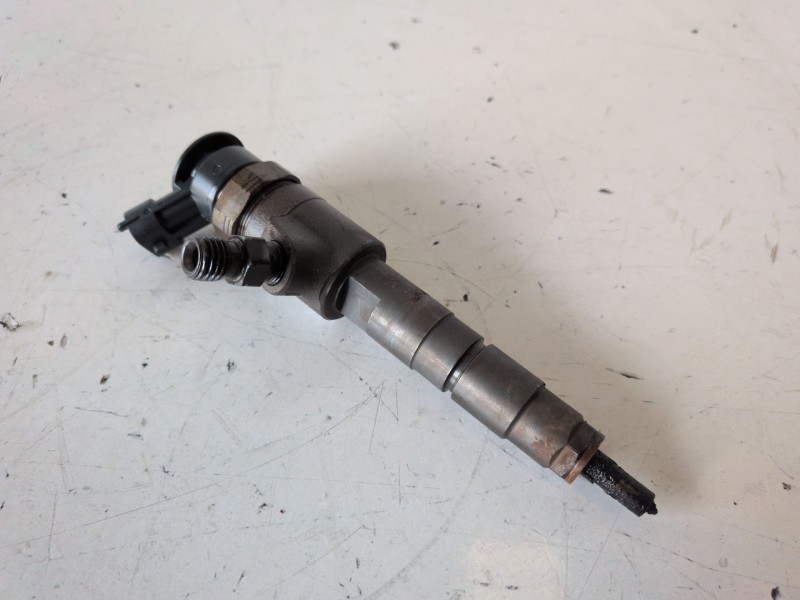 Recambio de inyector para peugeot 208 9hp referencia OEM IAM 0445110340  