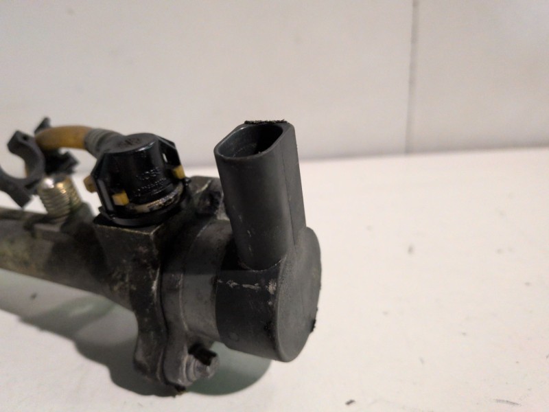 Recambio de rampa inyectora para mercedes-benz vito furgón (638) 611980 referencia OEM IAM 0445214004  