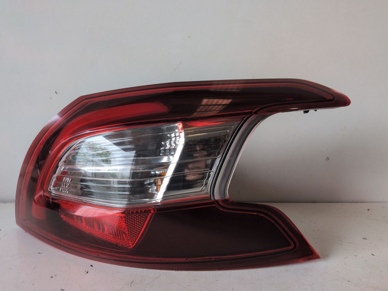 Recambio de piloto trasero derecho para peugeot 308 referencia OEM IAM 9677817580  