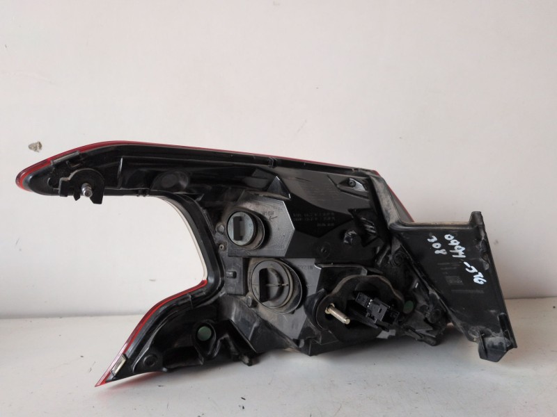 Recambio de piloto trasero derecho para peugeot 308 referencia OEM IAM 9677817580  