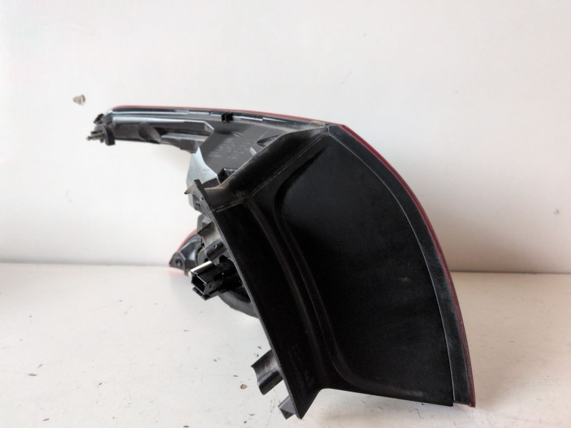 Recambio de piloto trasero derecho para peugeot 308 referencia OEM IAM 9677817580  