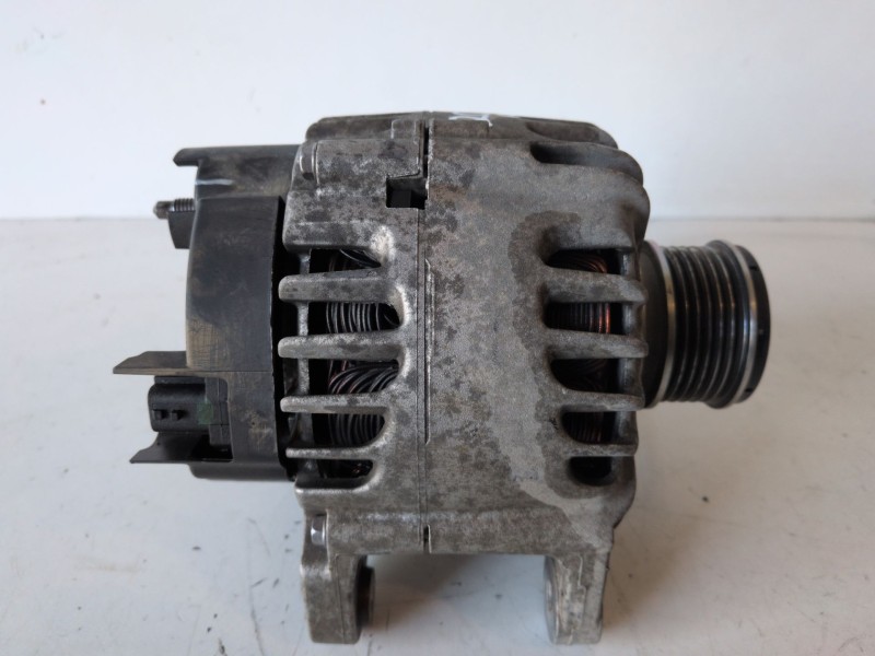 Recambio de alternador para renault megane iii berlina 5p k9k846 referencia OEM IAM 23100027R  