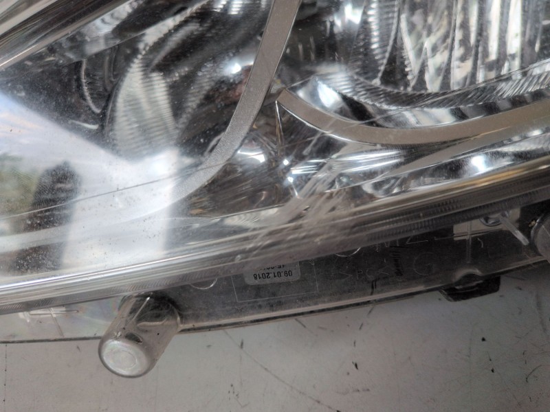 Recambio de faro izquierdo para peugeot 208 hm05 referencia OEM IAM 9802221880  