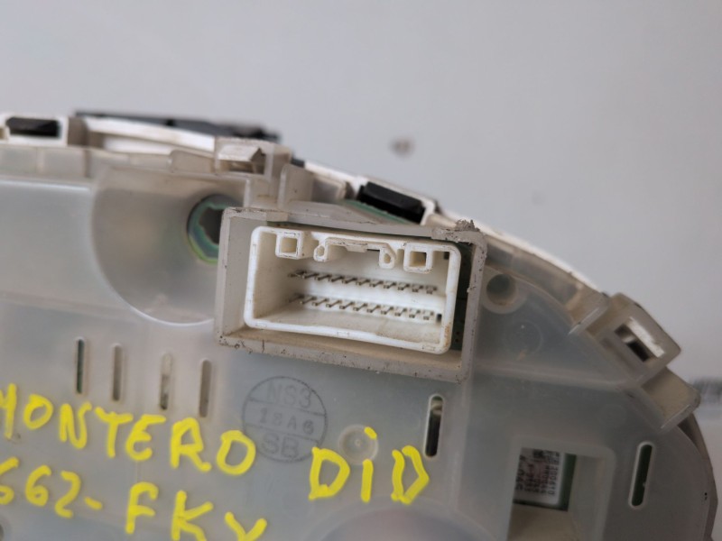 Recambio de cuadro instrumentos para mitsubishi montero (v80/v90) 4m41 referencia OEM IAM 8100A626  