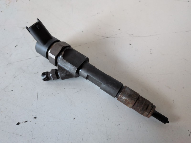 Recambio de inyector para opel vivaro f9q762 referencia OEM IAM 8201408754  