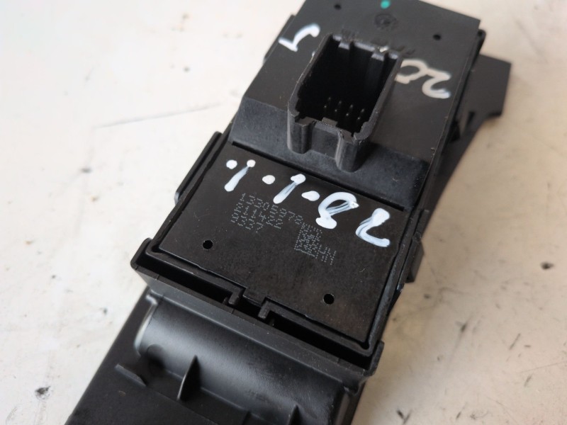 Recambio de mando elevalunas delantero izquierdo para opel astra j berlina 5p a17dtr referencia OEM IAM 13305978  