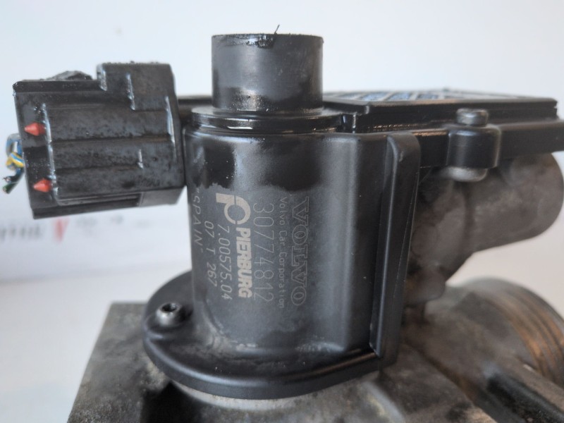 Recambio de valvula egr para volvo v70 familiar d5244t referencia OEM IAM 30774812  