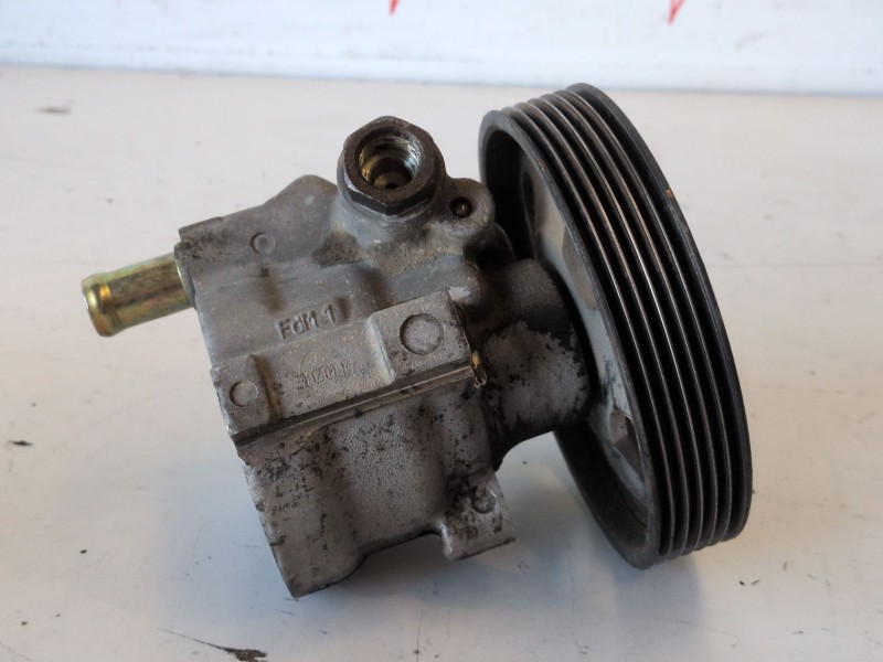 Recambio de bomba direccion para opel vivaro f9q762 referencia OEM IAM 26081335RR  