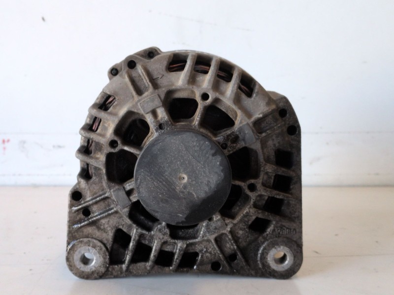 Recambio de alternador para opel vivaro f9q762 referencia OEM IAM 7700426849  