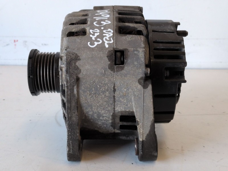 Recambio de alternador para opel vivaro f9q762 referencia OEM IAM 7700426849  