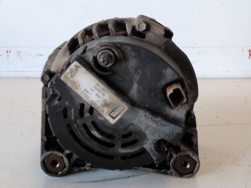 Recambio de alternador para opel vivaro f9q762 referencia OEM IAM 7700426849  
